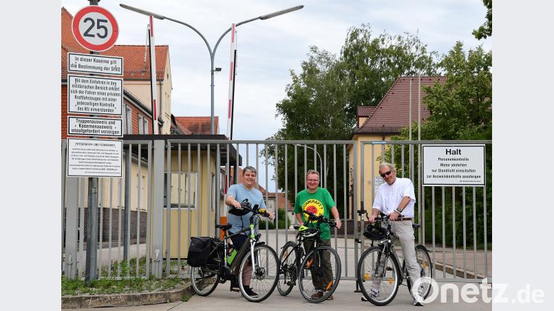Abfahrt an der Leopoldkaserne: Grünen-MdB Stefan Schmidt und die Stadträte Hans-Jürgen Bumes und Klaus Ebenburger (von links). Petra Hartl