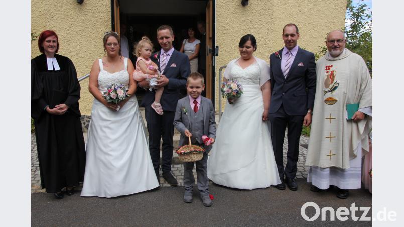 Stefanie Walter und Michael Härtl (links, mit Tochter Emilie) gaben sich das Jawort ebenso wie Sandra Härtl und Nico Küspert (rechts, mit Sohn Felix). Die evangelische Pfarrerin Dr. Stefanie Schön (links) und Stadtpfarrer Anton Witt (rechts) nahmen die ökumenische Trauung vor. kro