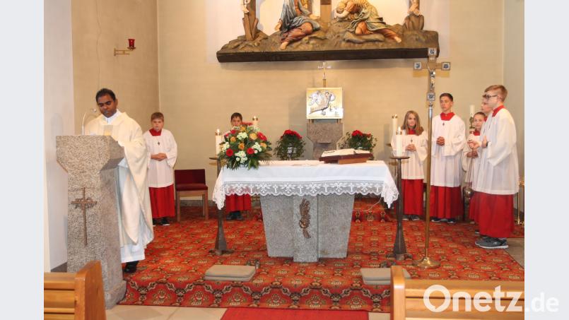 &quot;Das Leben in der Familie wird festlicher und größer, wenn Gott dabei ist und seine Nähe im Gebet erlebt wird&quot;, sagt Pfarrer Julius im Kirchweih-Gottesdienst. pi