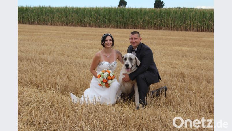 Das frisch vermählte Paar Christina Härtl und Marco Fischer mit Hund „Harras“. jr