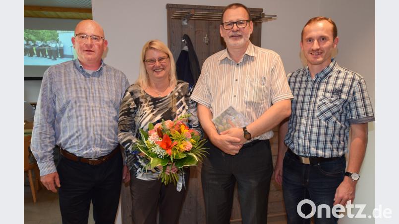 Der Fördervereinsvorsitzende Thomas Dirler (links) und der Vorsitzende des Sportvereins, Martin Luber (rechts), bedanken sich bei Adrian Zeller für sein großes Engagement. no