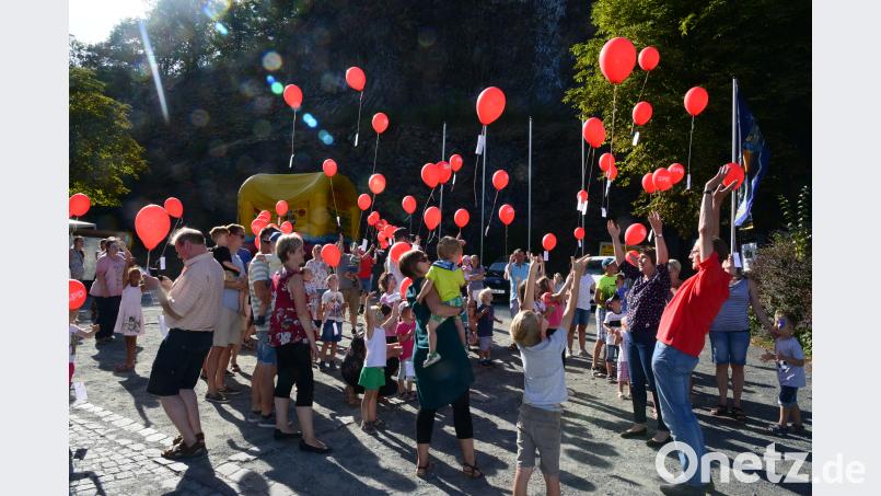 Dank kräftigen Südwinds fliegen die Luftballons Ballons gleich nach dem Start Richtung Norden. Bei der Nikolausfeier werden die weitesten Flüge prämiiert. bey