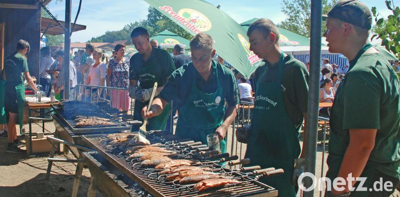 Mit Vorbereitung und Abbau sind die Mitglieder des Sportanglerbundes eine Woche lang in Aktion. Die Besucher honorieren die Anstrengungen. Die frischen Forellen und Makrelen oder auch das Fischfilet schmeckten hervorragend. wee