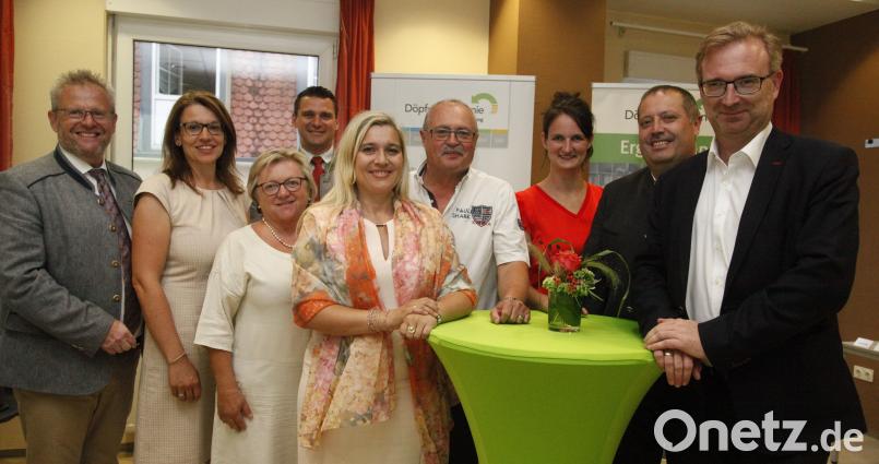 Bayerns Gesundheitsministerin Melanie Huml (Fünfte von links) diskutierte mit Schulträger Hubert Döpfer und den örtlichen CSU-Mandatsträgern über das Thema "Gesundheit und Pflege". Hirsch