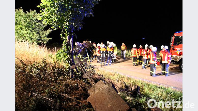Einsatzkräfte leuchten die Unfallstelle aus und kümmern sich um den Verunglückten. jma