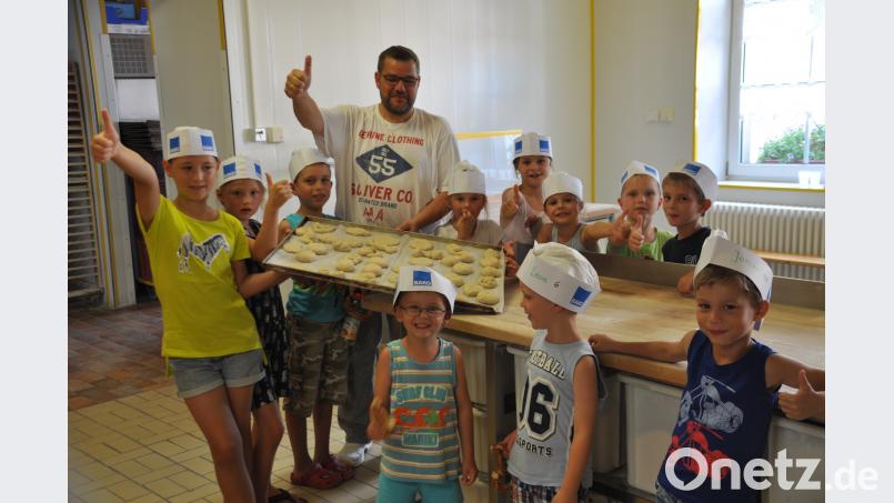 Daumen hoch für die Eigenkreationen der jungen Bäcker. Auch Bäckermeister Wolfgang Schmid findet, dass die Mädchen und Buben ihre Sache gut machen. ak
