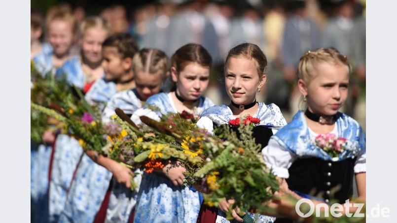 Mädchen in Tracht tragen an Mariä Himmelfahrt bei einer Prozession ihre Kräuterbuschen. Foto: Andreas Gebert/Archiv Andreas Gebert