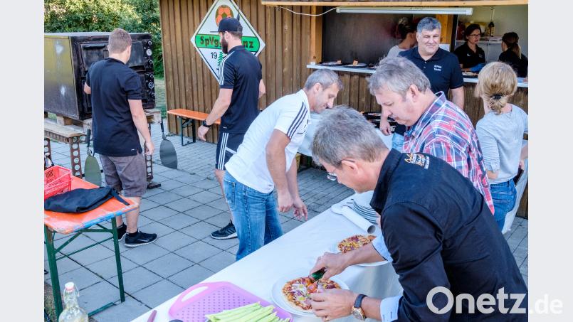 Die Helfer am Pizzaofen (vorne) und in der Küche (Hintergrund) hatten alle Hände voll zu tun um die Bestellungen abzuarbeiten. tkr