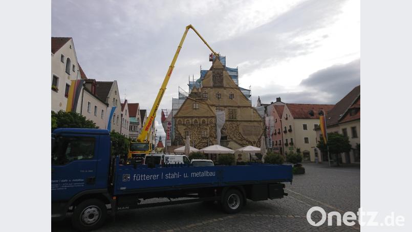 Schweres Gerät fährt vor dem Alten Rathaus auf, um auf dem Dach den neuen Horst für die Störche zu installieren. exb