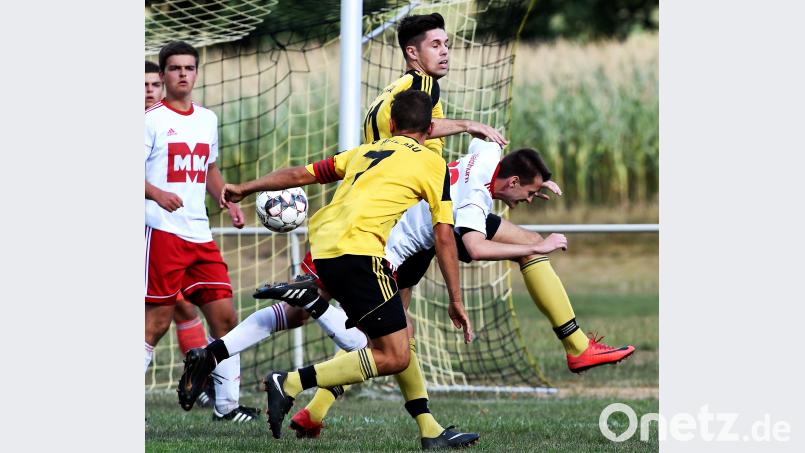 Zu einem Derby gehören turbulente Szenen: Die Waldauer Alexander Wolfrath (vorne) und Daniel Rewitzer nehmen den Waldthurner Matthias Schön (Waldthurn) in die Mangel. Aus: SV Waldau – FSV Waldthurn 4:1. Büttner, Gerhard