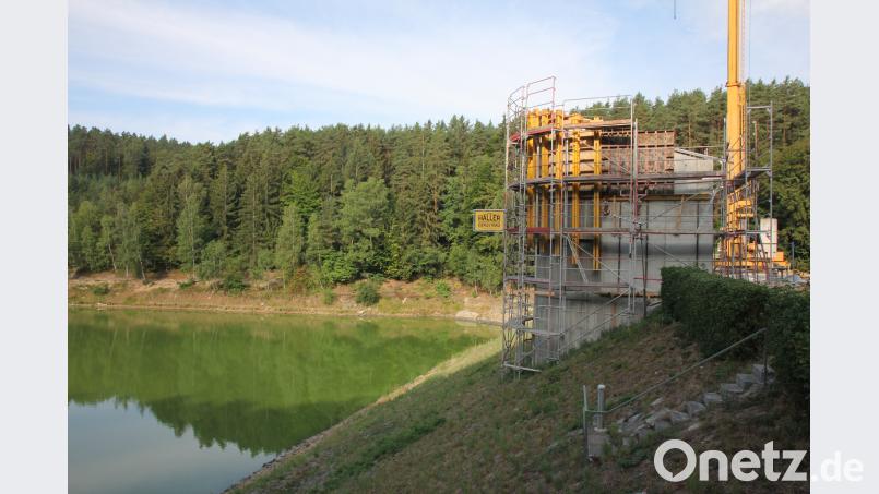 Seit Ende Mai laufen an der Staumauer des Eixendorfer Sees die Bauarbeiten für das Gebäude, das später die Krananlage beherbergen soll. Die Technik soll künftige Wartungsarbeiten am Staudamm erleichtern. mp