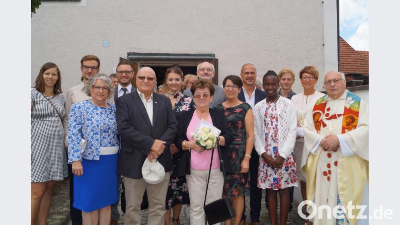 Sieglinde und Paul Rödl (vorne, Mitte) feiern mit Kindern, Enkeln, weiteren Angehörigen sowie Freunden Diamanthochzeit in Form eines Dankgottesdienstes in der Jakobskirche, den Ruhestandspfarrer Andreas Hanauer (rechts) hält. du