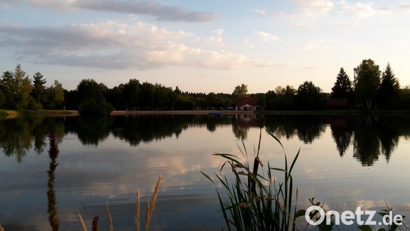 Eine wunderbare Ruhe am Abend. Wie ein Spiegel wirkt die Wasserfläche am "Kiesi-Beach". mng