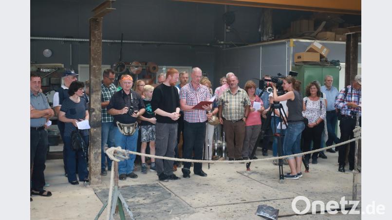 (Pfarrer Christoph Zeh und Pfarrer Bernhard Stahlberg (Mitte von links9 danken für den gelungenen Guss und stimmen zum "Großen Gott, wir loben dich" ein. njn