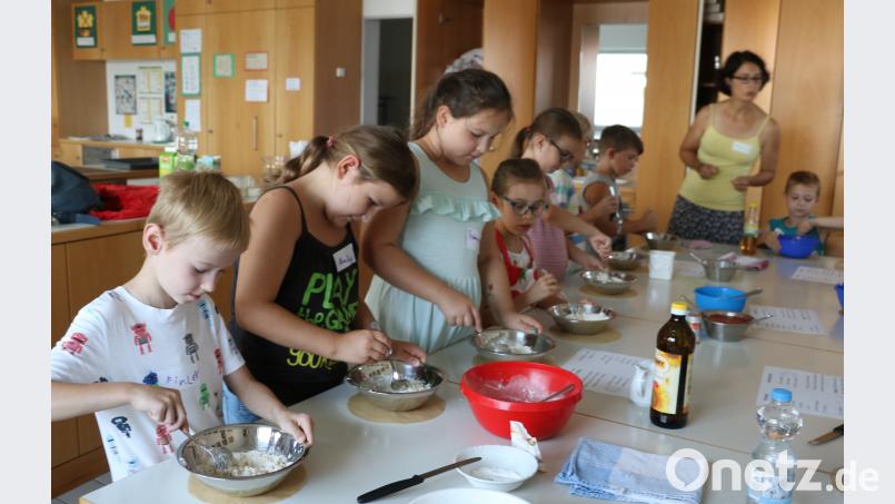 Hochkonzentriert gingen die Kinder beim Pizzabacken zu Werke. stn