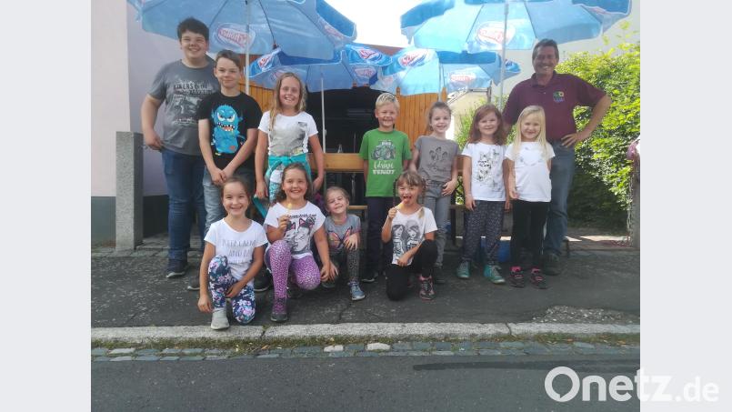 Die Ferienkinder genießen den Nachmittag bei den Siedlern. exb