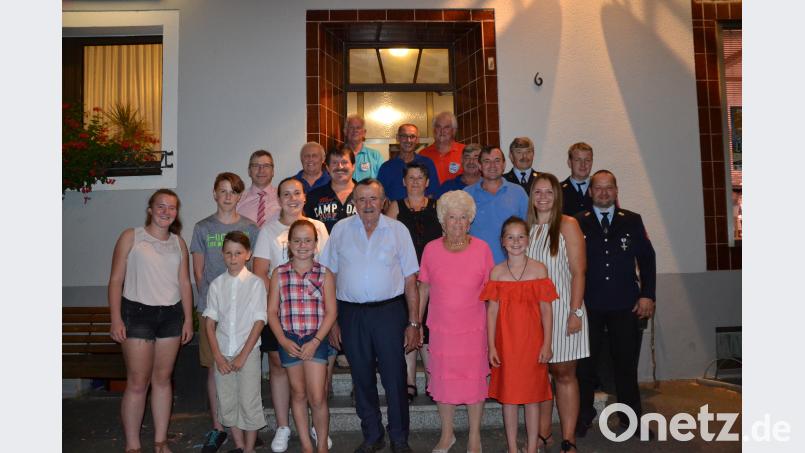 Johann Sauer aus Ödpielmannsberg feiert seinen 80. Geburtstag im Kreise seiner Lebensgefährtin Rita, seinen Kindern mit Familien, Bürgermeister und Vereinen. gi