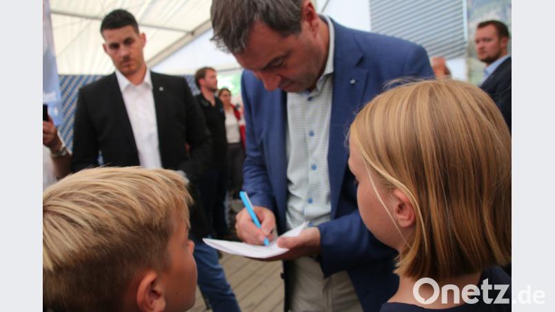 Der Chef der Staatskanzlei mit jungen Fans. jrh