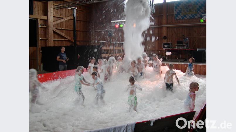 Die Kinderschaumparty in der Wurzer O`Schnitt-Halle lockt viele Familien an. Kreuzer, Tom