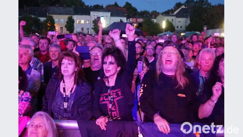 Die rund 2000 Besucher feiern gut gelaunt und singen die Texte mit. abi
