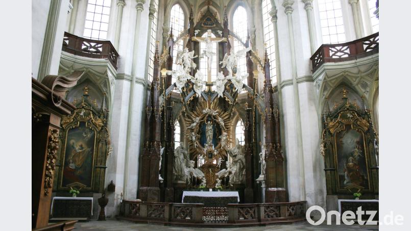 Der Hochaltar mit St. Benedikt und dem heilgen Wolfgang bilden eine prächtige Kulisse für den Kladrauer Musiksommer. cr