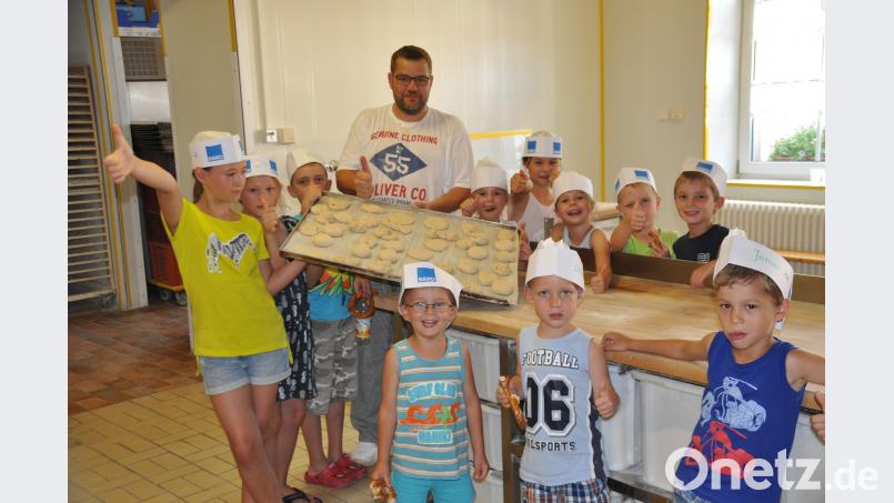 Daumen hoch für die Eigenkreationen der jungen Bäcker. Auch Bäckermeister Wolfgang Schmid findet, dass die Mädchen und Buben ihre Sache gut machen. ak
