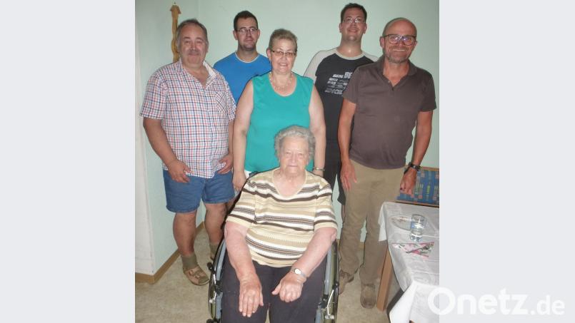 An ihrem 80. Geburtstag freute sich Emma Schreier über die Glückwünsche ihrer Familie und den Besuch von Bürgermeister Maximilian Beer. mad