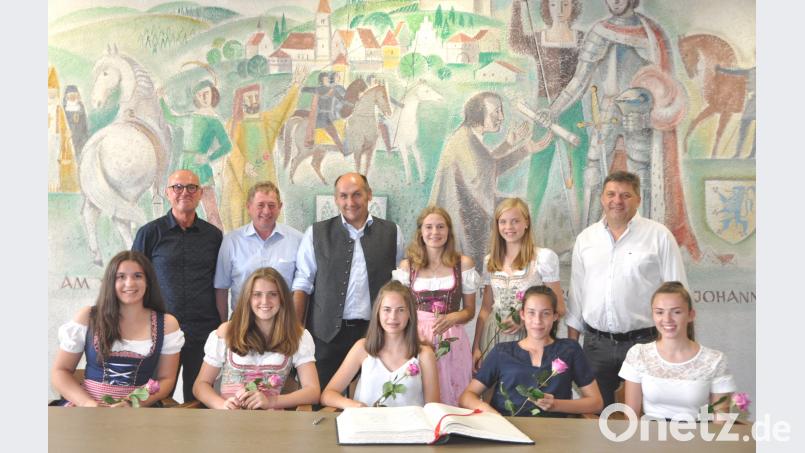 Für jede Spielerin des Meisterteams ist der Eintrag ins Goldene Buch eine besondere Ehre. Von links, vorne: Hannah Eckl, Sophie Eckl, Eva Lehner, Miriam Liebl und Sereine Kappl; stehend von rechts: TSV Vorsitzender Frerd Eckl, Katharina Eckl, Leonie Ring, Bürgermeister Max Völkl, zweiter TSV-Vorsitzender Rudi Tröster und Jugendleiter Rainer Stangl. es