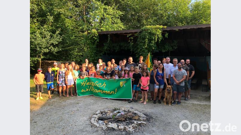 Der Handballclub Tirschenreuth veranstaltete zu Ferienbeginn wieder ein Indianer-Zeltlager mit abwechslungsreichen Aktionen für über 30 Mädchen und Buben. Bürgermeister Franz Stahl (Vierter von rechts) besuchte das Lager am abschließenden Elternabend und bedankte sich für das Engagement der Organisatoren des HC. exb