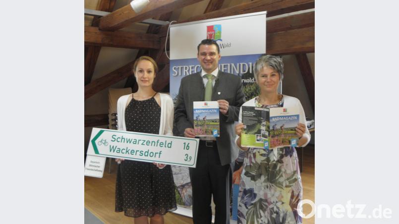 Christina Maderer, Landrat Thomas Ebeling und Alexandra Beier (von links) präsentierten das neue Radmagazin. Bild: pjom