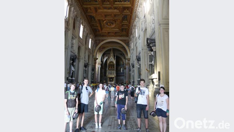 In der Lateranbasilika warten die Fuchsmühler Ministranten auf den Beginn des Gottedienstes. exb