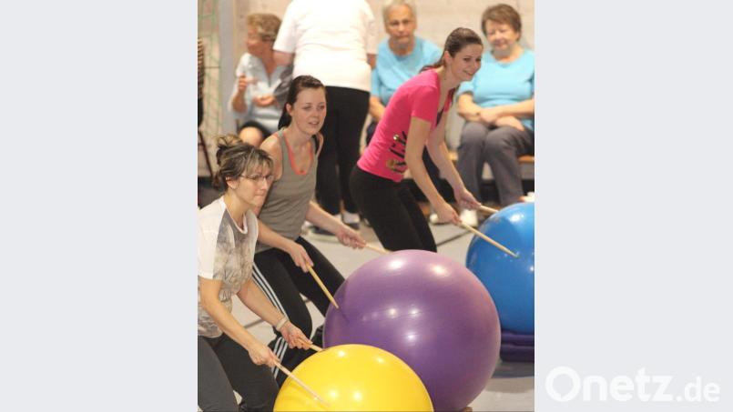 „Fitball Trommeln“ oder „Drums Alive Golden Beats“ vereint rhythmisches Trommeln auf großen Bällen mit gymnastischen Übungen. Hirsch
