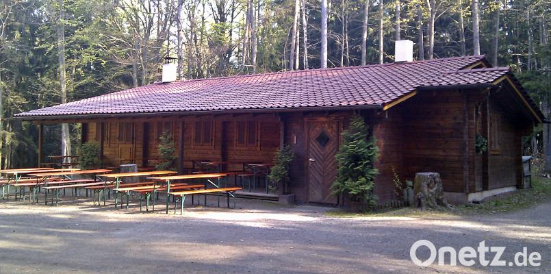 Die Strobelhütte am Fischerberg feiert am 19. August ihr 30-jähriges Bestehen. Sie ersetzt seit Sommer 1988 einen alten Güterwaggon, der seit dem 2. Weltkrieg den Wanderern Unterschlupf geboten hatte. Auch Wasser- und Stromleitung legt der OWV-Zweigverein Weiden hoch zum Vierlingsturms. R. Kreuzer