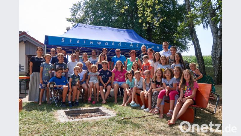 Das Dorfgemeinschaftshaus in Lochau mit seinen tollen Außenanlagen ist der perfekte Ort für das deutsch-tschechische Sommerlager. Besuch bekommen die Jugendlichen vom Geschäftsführer der Steinwald-Allianz, Martin Schmid (hinten rechts), und Pullenreuths Bürgermeister Hubert Kraus (hinten Mitte, mit blauem Hemd). njn