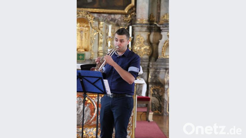 ) Für den Trompeter Johannes Kellermann war das Stück "Gabrielles Song" eher ungewöhnlich, da es eigentlich ein Stück für Sologesang und Chor ist, aber aus dem Chorsatz heraus eine so gelungene Solo Trompeten Nummer zu gestalten, zeigt dass er sein Handwerk als studierter Trompeter versteht. (ads)