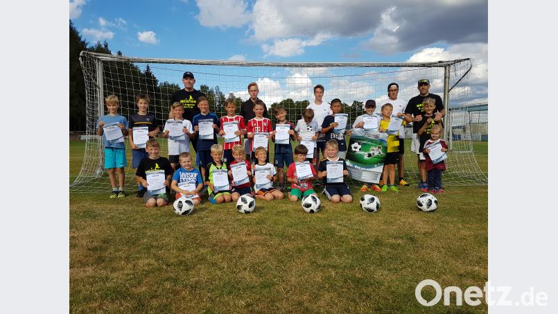 21 Kinder nahmen am Fußball-Schnuppertraining beim ASV Waldsassen teil. exb