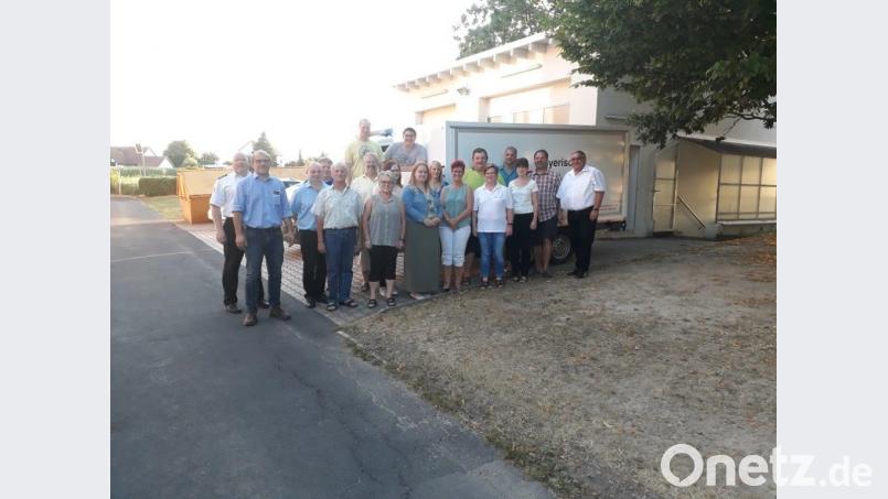 BRK-Kreisbereitschaftsleiter Christian Stahl (links) und BRK-Ausbildungsleiter Richard Wagner (rechts) mit den ehrenamtlich engagierten Ausbildern des Kreisverband Tirschenreuth im BRK bei der aktuellen Lehrkräftebesprechung. exb
