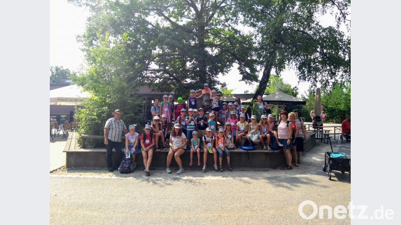 Der OGV Dürnsricht mit seinem Vorsitzenden Manfred Götz (links) organisierte für 34 Kinder und ihre Betreuer einen Besuch im Nürnberger Zoo. nib