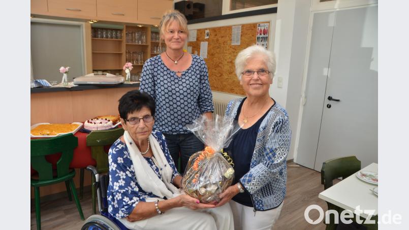 Ellen Galle aus Amberg (links), Ehrenvorsitzende des Patientenbeirats der Deutschen Multiple Sklerose Gruppe, würdigt mit Sozialpädagogin Christiane Heigl aus Regensburg (Mitte) die Leiterin der MS-Gruppe Gisela Maier (rechts), die für die Kranken Unglaubliches leistete. dob