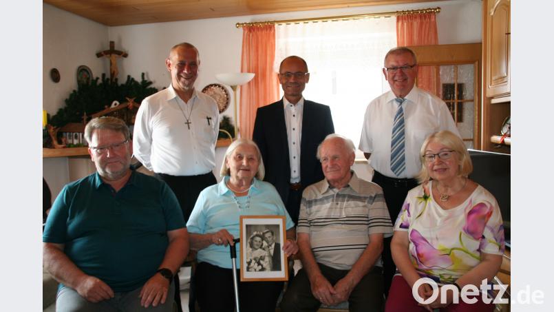 Das Jubelpaar Gerda und Max Müller (vorne) mit dem Hochzeitsfoto aus dem Jahr 1948. Zur Gnadenhochzeit gratulierten Sohn Richard (links) und Tochter Brigitte (rechts) sowie (hinten, von links) Pfarrer Klaus Wening, stellvertretender Landrat Dr. Alfred Scheidler und Bürgermeister Ernst Neumann. fpoz