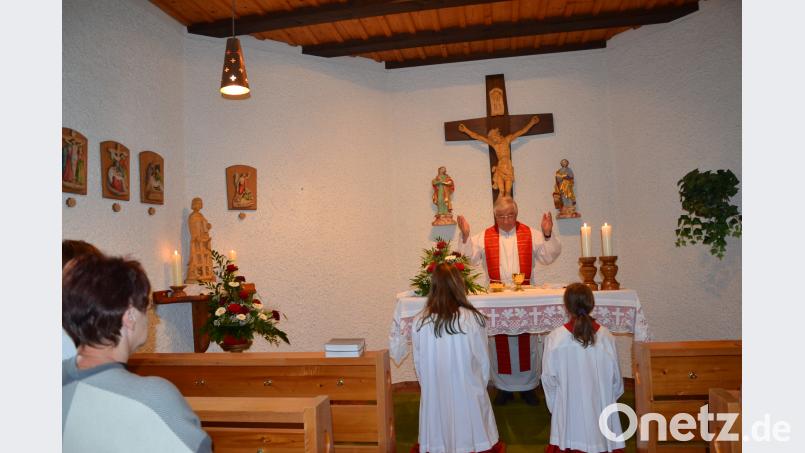 Professor Dr. Alfred Hierold, der auf Heimaturlaub weilt, hält den Festgottesdienst in der Kapelle in Rückersrieth. gi
