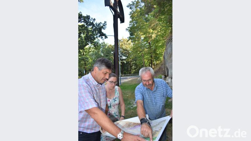 Bürgermeister Edgar Knobloch (von links), Bautechnikerin Stephanie Zinn und Georg Doreth vor Ort. rgr