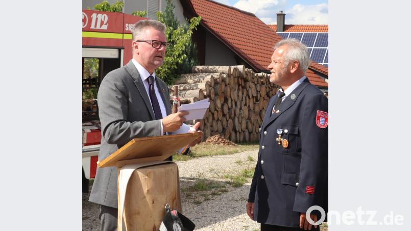 Bürgermeister Michael Göth dankt den 21 Aktiven, die in Siebeneichen Feuerwehrdienst leisten. Franitza, Martin [mfh]