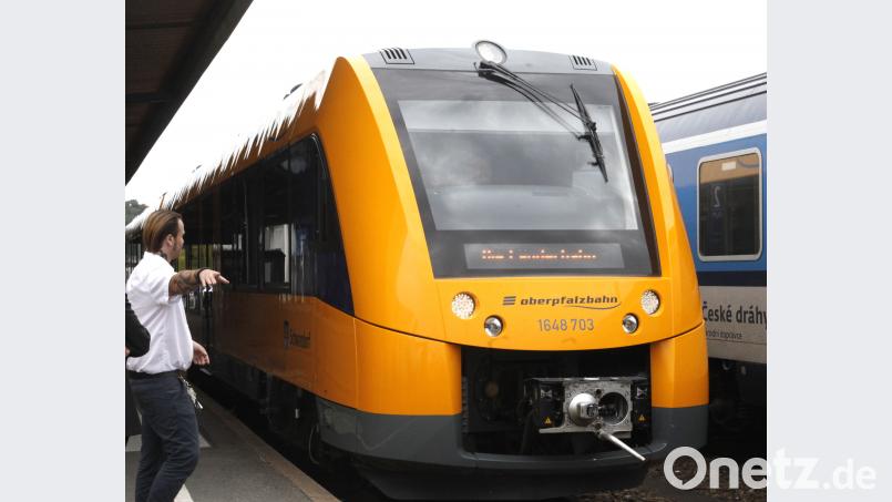 Der Triebwagen „Schwandorf“ der Oberpfalzbahn verkehrt zwischen Regensburg und Hof. In Schwandorf kann man im Halbstundentakt zusteigen. Hirsch