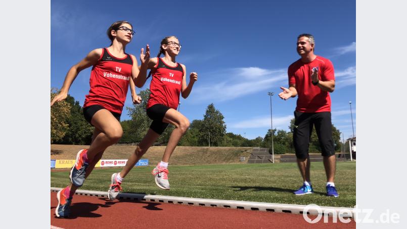 Marie Brunner und Rosina Ritzka (von links) laufen ihre persönliche Bestzeit und gehen jetzt in die verdiente Sommerpause. Trainer Michael Brunner (rechts) feuert die laufstarken Mädels an. dob
