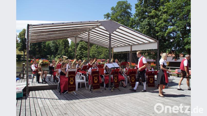 Die Blaskapelle Weiding auf der Seebühne am Hahnenweiher. mmj