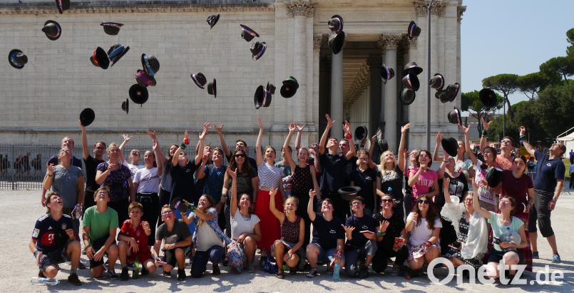 Eine schöne Reise geht zu Ende. Markenzeichen der jugendlichen Pilger - hier aus Fuchsmühl, Wiesau, Friedenfels und Pechbrunn - waren ihre schwarzen Hüte, die sie bekommen hatten und vor Freude in die Luft warfen . exb