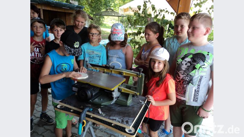 Die vorgezeichneten Schnupftabakdosen verlangen beim Aussägen mit der Säge viel Geschicklichkeit. ksi