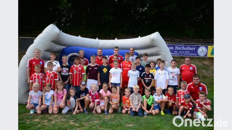 Der FC Bayern Fanclub "Rosenquarz Pleystein" freut sich über die vielen Kinder, die am Ferienprogramm teilnehmen. bey