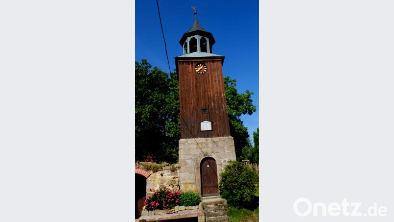 Der Einband der Chronik zeigt das Wahrzeichen des Golddorfes Schlattein, den seit 1836 bestehenden Glockenturm. le